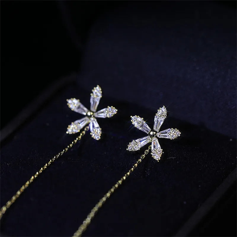 Glänzende Diamant-Blumen-Ohrringe