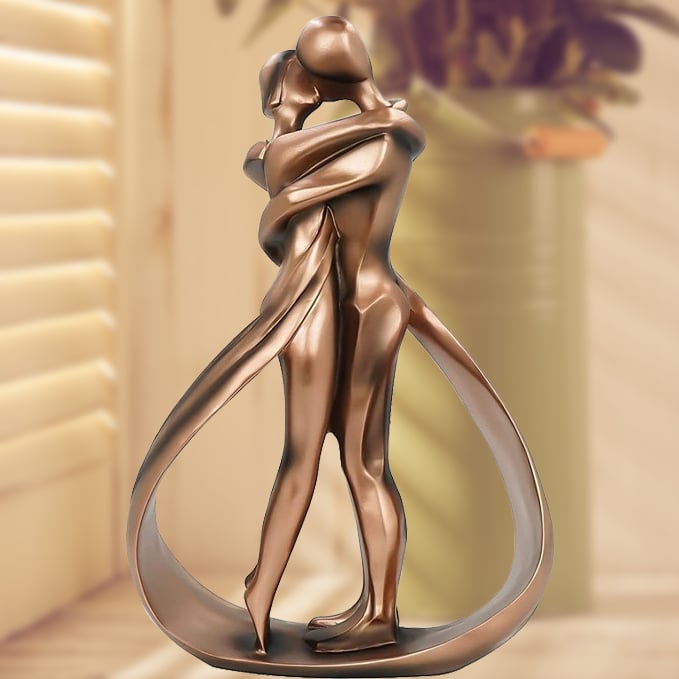 Romantisches Liebespaar umarmt Skulptur