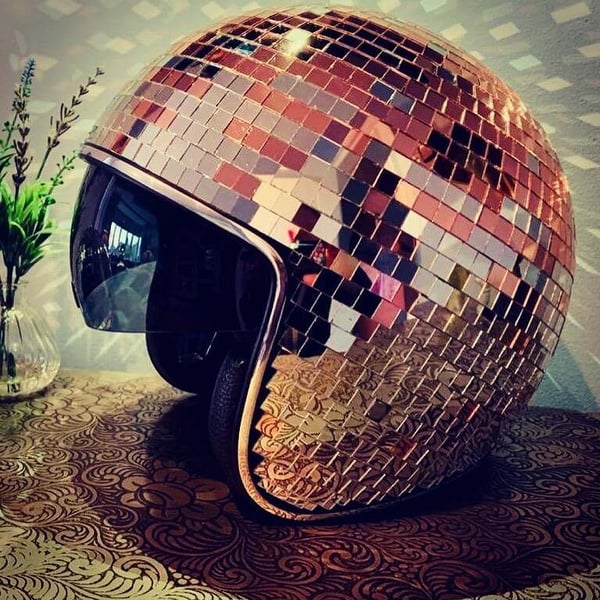 Disco-Kugel-Helm mit einziehbarem Visier