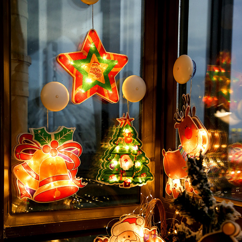 Weihnachtliche Lichterketten im Fenster