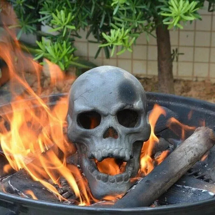 Coole Feuerstelle mit menschlichem Schädel