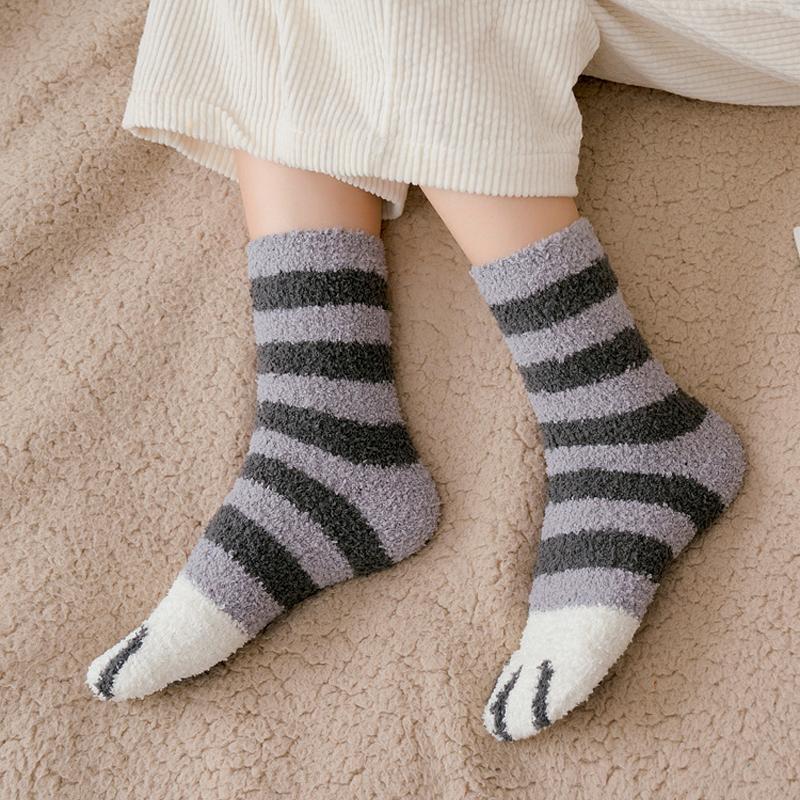 Niedliche Katzenkrallen-Socken